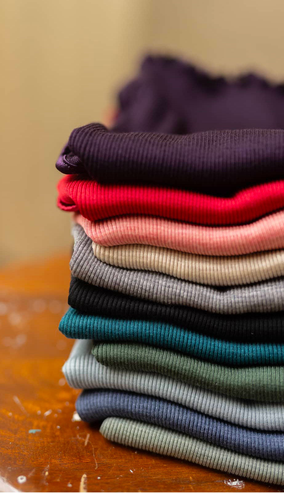 Quel haut mettre avec une jupe plissée longue ?