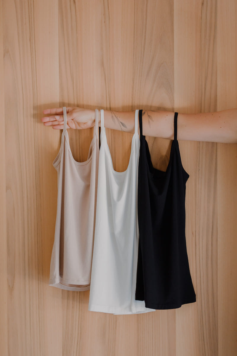 Garde-robe minimaliste femme : caracos basiques