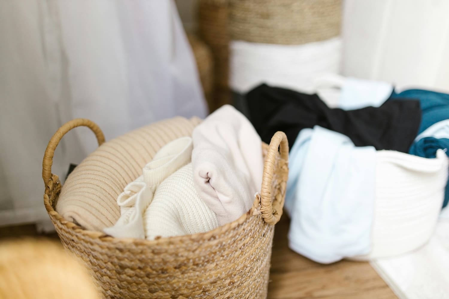 Panier rempli de linge en laine mérinos avant lavage en machine