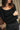 Sous-pull chaud femme en laine et soie Owen noir porté avec un jean noir, détails manches longues et poignets ondulés – yvo et moi