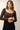 Sous-pull chaud Owen coloris Mocka en mérinos et soie, poignets ondulés, porté avec un pantalon noir – yvo et moi